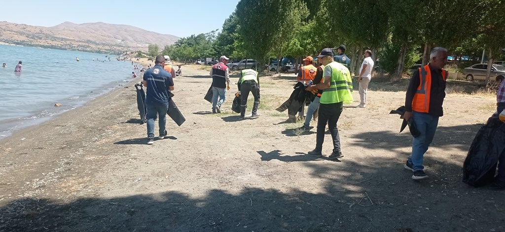 Hazar g&ouml;l&uuml; etrafında 40 ton &ccedil;&ouml;p toplandı
