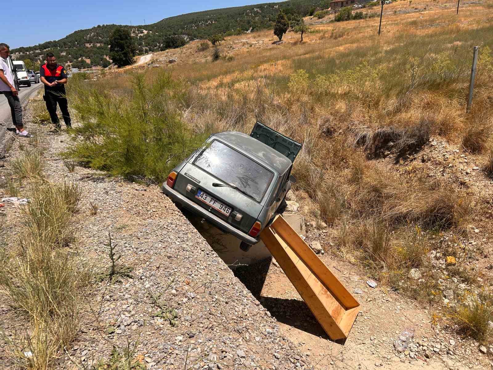 Emet-Hisarcık karayolunda kontrolden çıkan araç şarampole devrildi: 2 kişi yaralandı