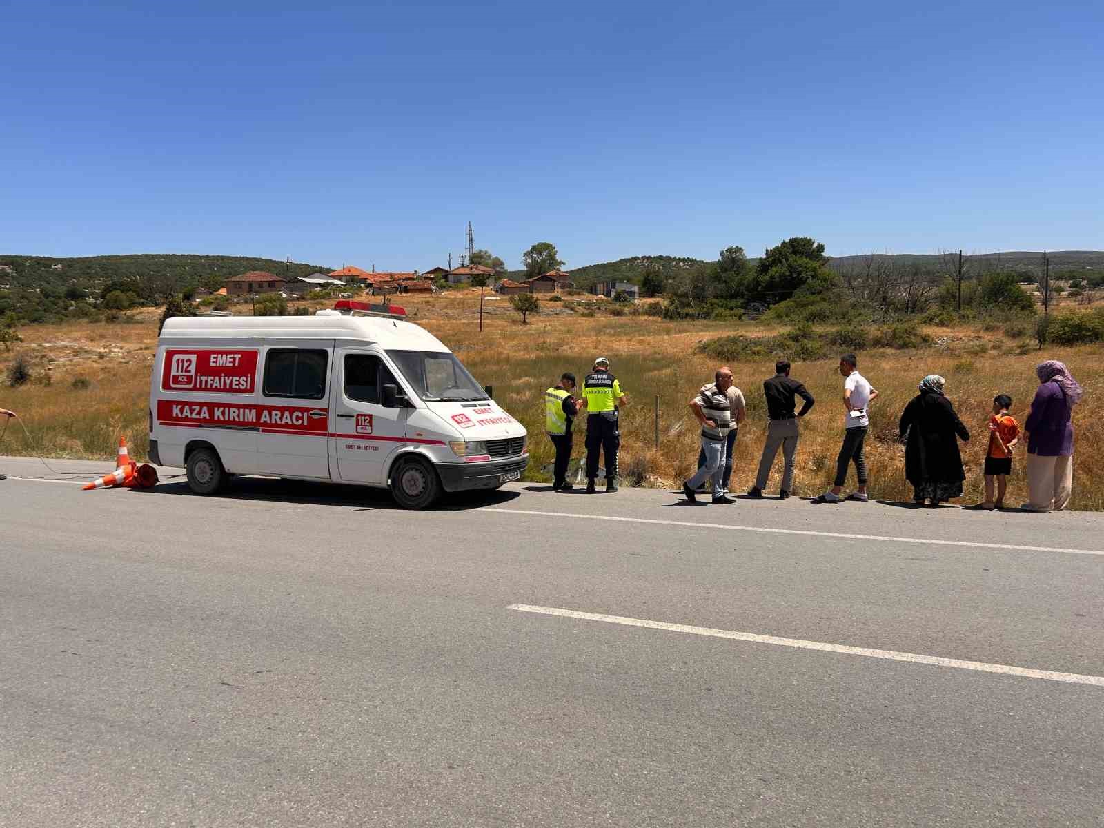 Emet-Hisarcık karayolunda kontrolden &ccedil;ıkan ara&ccedil; şarampole devrildi: 2 kişi yaralandı
