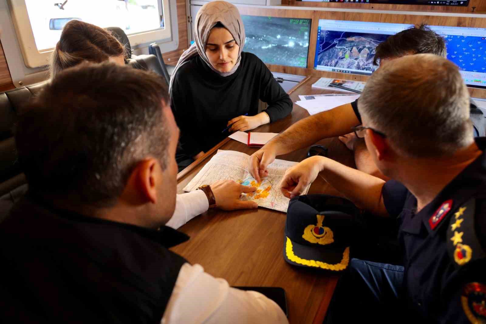 Vali S&ouml;zer, 2 bin hektar alanda yangının devam ettiğini a&ccedil;ıkladı
