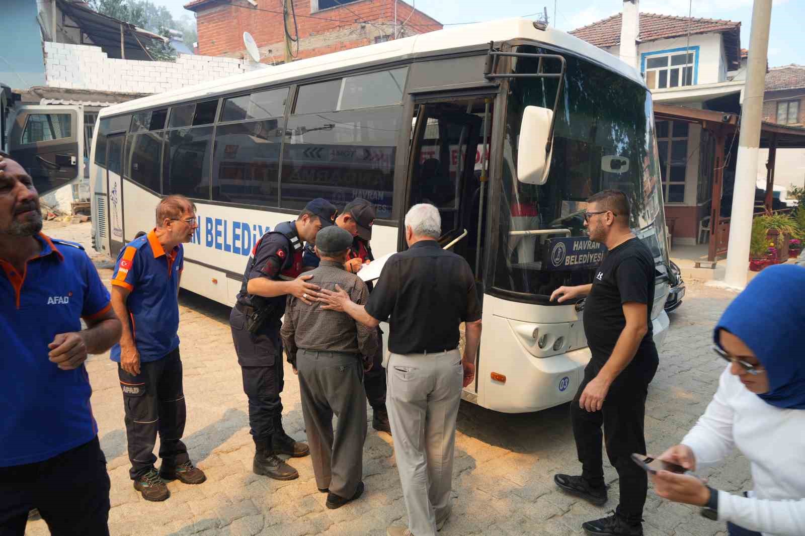 Balıkesir’deki orman yangınında Sarnıç Kırsal Mahallesi boşaltılıyor