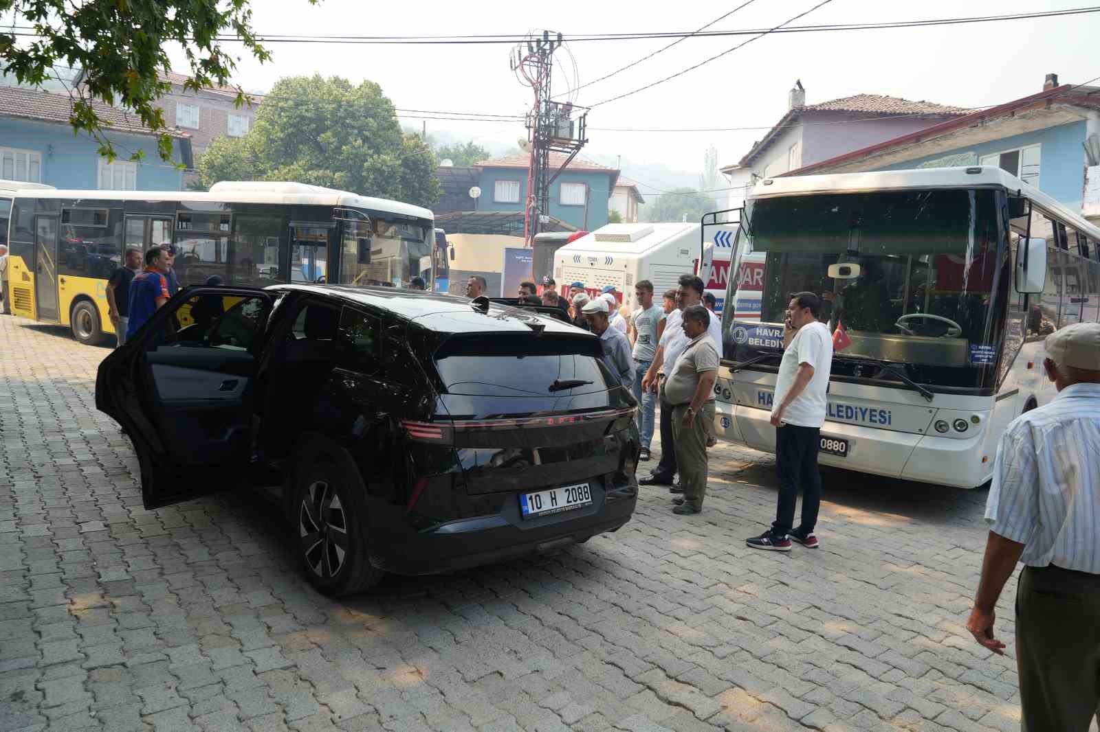 Balıkesir&rsquo;deki orman yangınında Sarnı&ccedil; Kırsal Mahallesi boşaltılıyor
