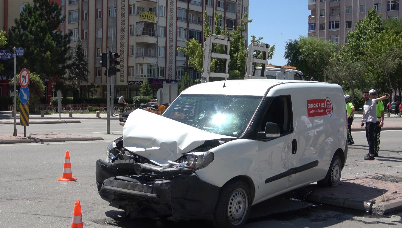 Konya&rsquo;da hatalı d&ouml;n&uuml;ş kazası: 3 yaralı
