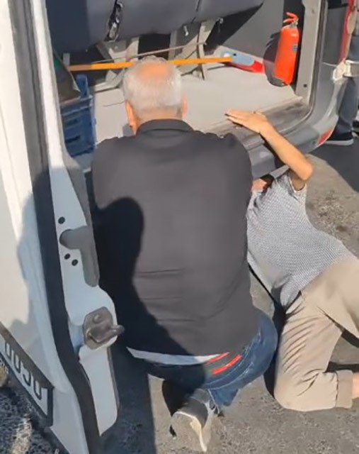 Minibüste yavru kedi kurtarma seferberliği