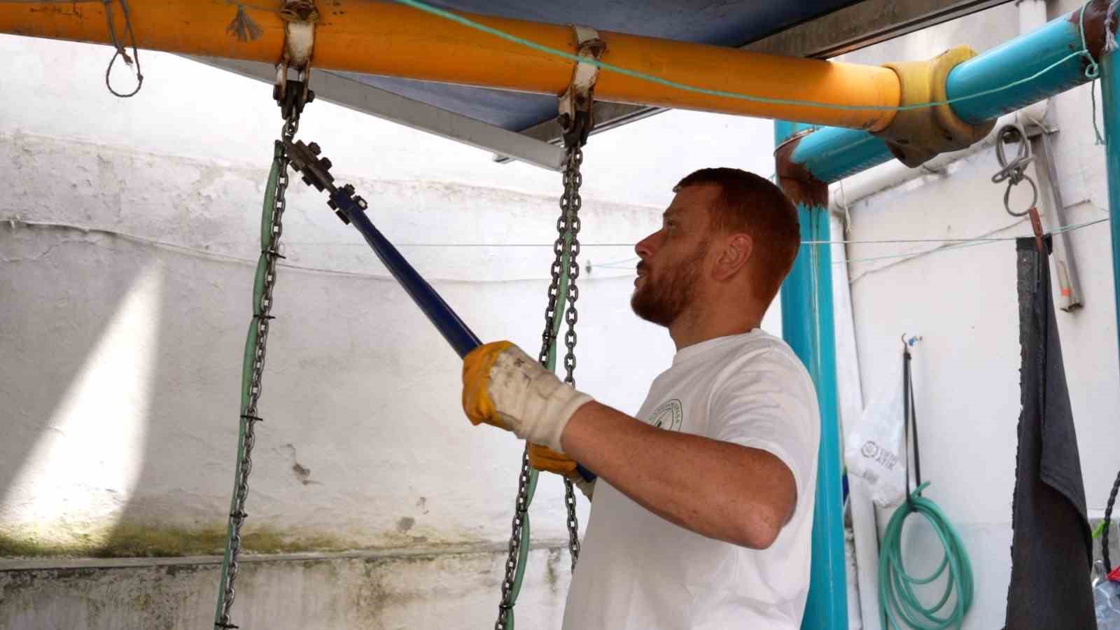 Gaziosmanpaşa&rsquo;da &ouml;zel &ccedil;ocuk Eren&rsquo;in salıncak sevinci
