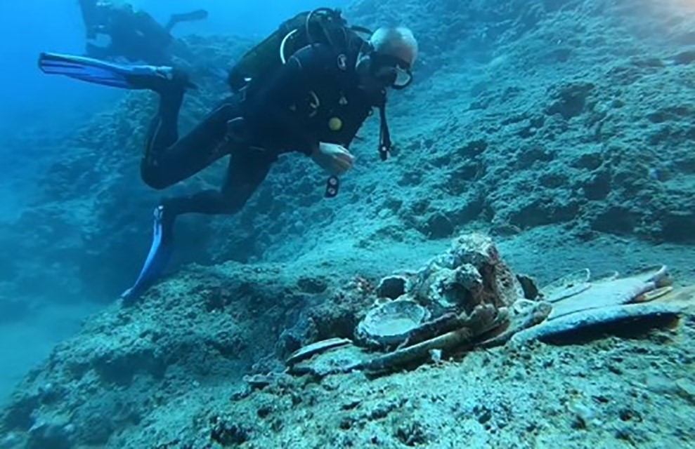 Bakan Ersoy, Akdeniz’in 2 bin yıllık su altı hazinesine dalış yaptı