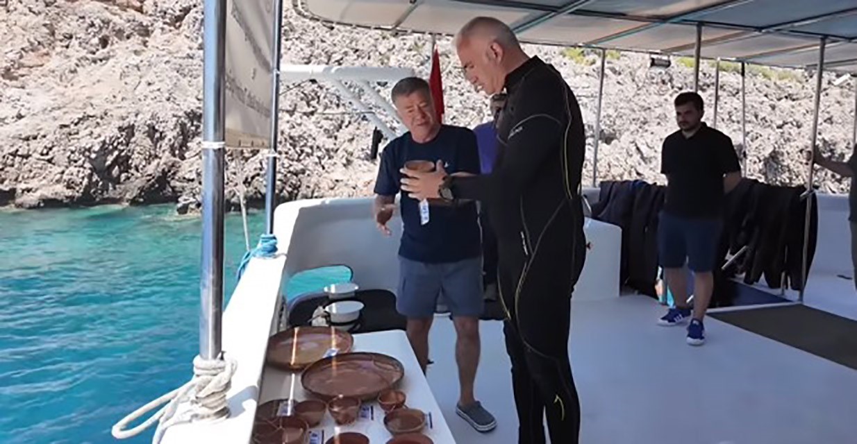 Bakan Ersoy, Akdeniz&rsquo;in 2 bin yıllık su altı hazinesine dalış yaptı
