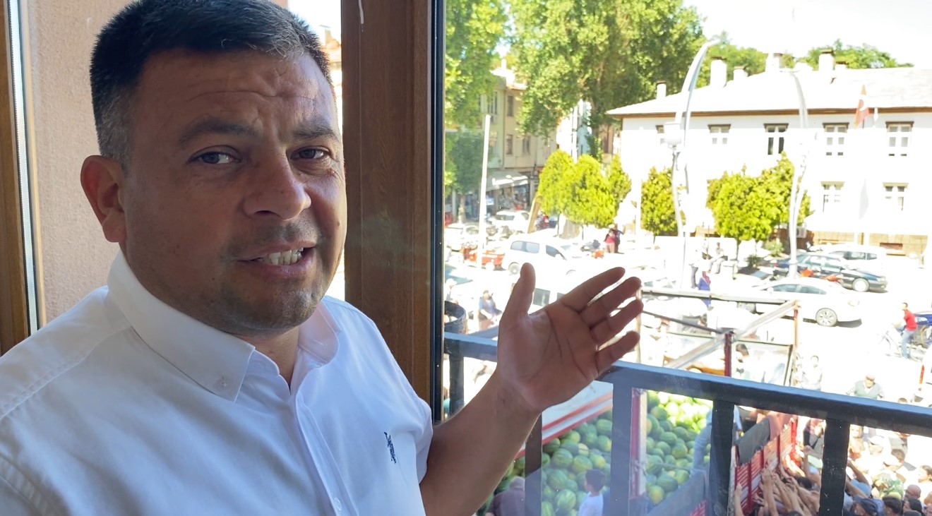 Tokatlı üreticiden halka ikram karpuzlar yarım saatte bitti