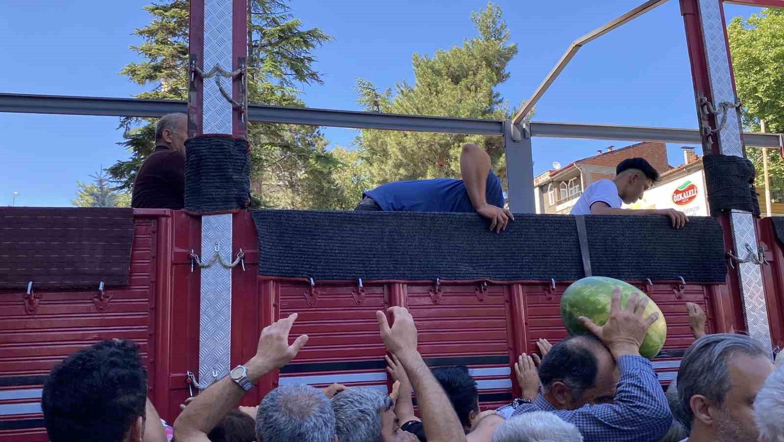 Tokatlı üreticiden halka ikram karpuzlar yarım saatte bitti