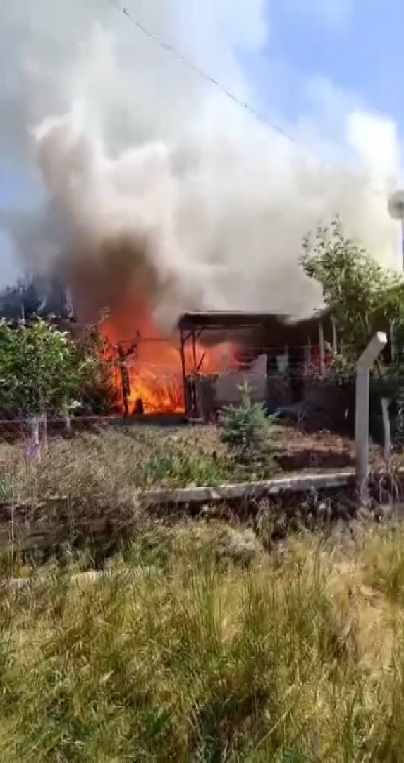 Sivas&rsquo;ta korkutan yangın: M&uuml;stakil ev alev alev yandı
