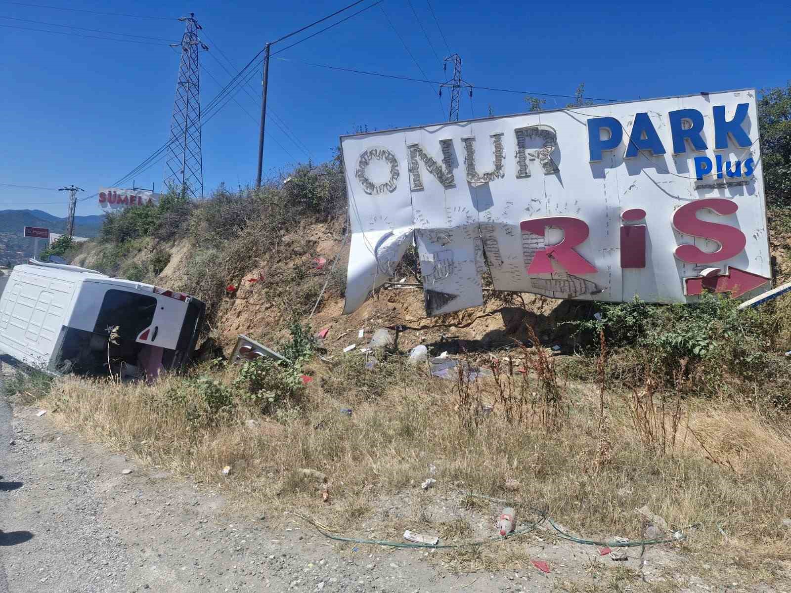 Kastamonu’da reklam tabelasına çarpan minibüs su kanalına devrildi: 3 yaralı