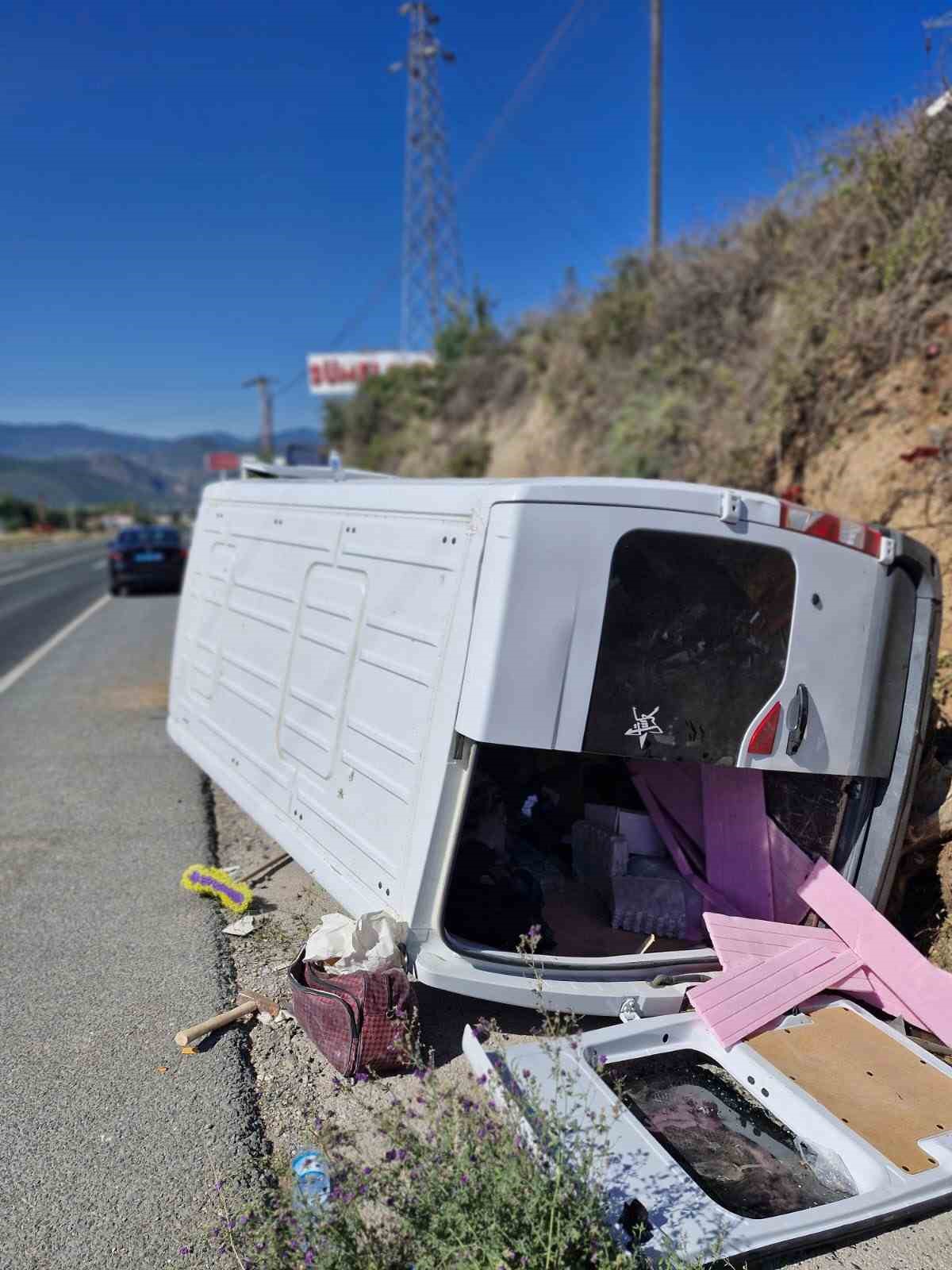 Kastamonu&rsquo;da reklam tabelasına &ccedil;arpan minib&uuml;s su kanalına devrildi: 3 yaralı
