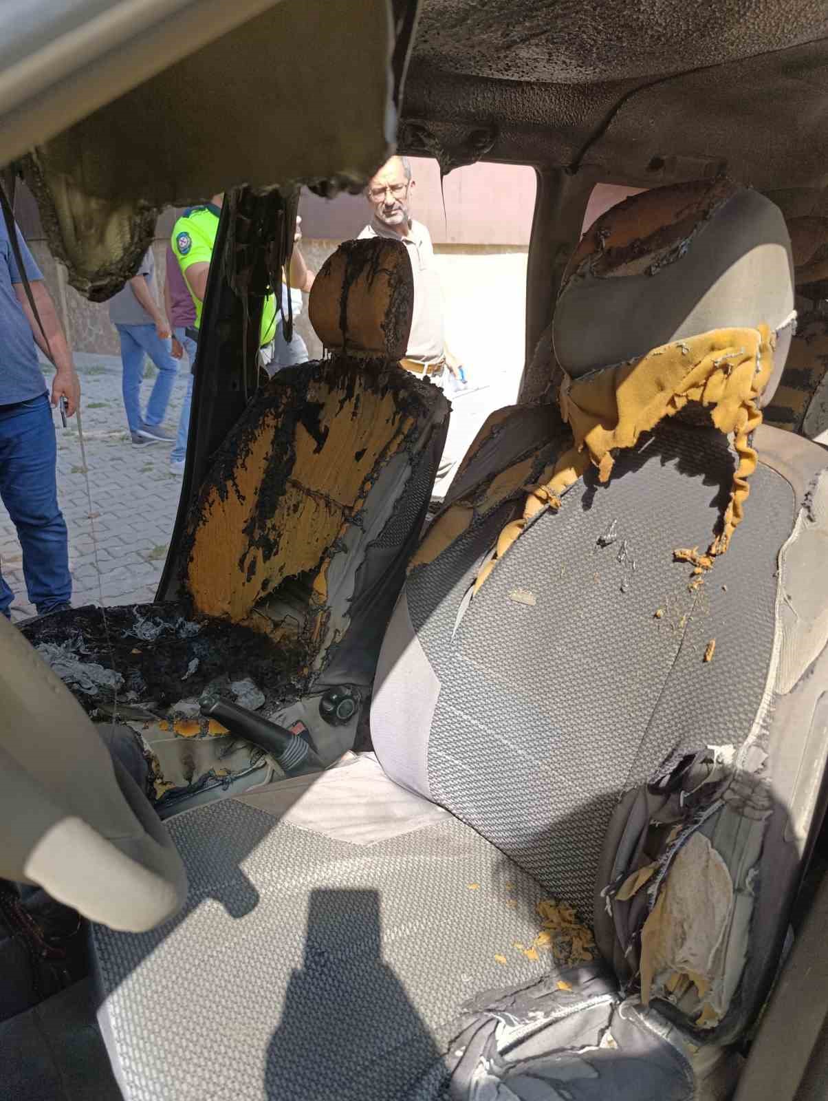 Araçta unutulan cep telefonu patladı, otomobil alev aldı