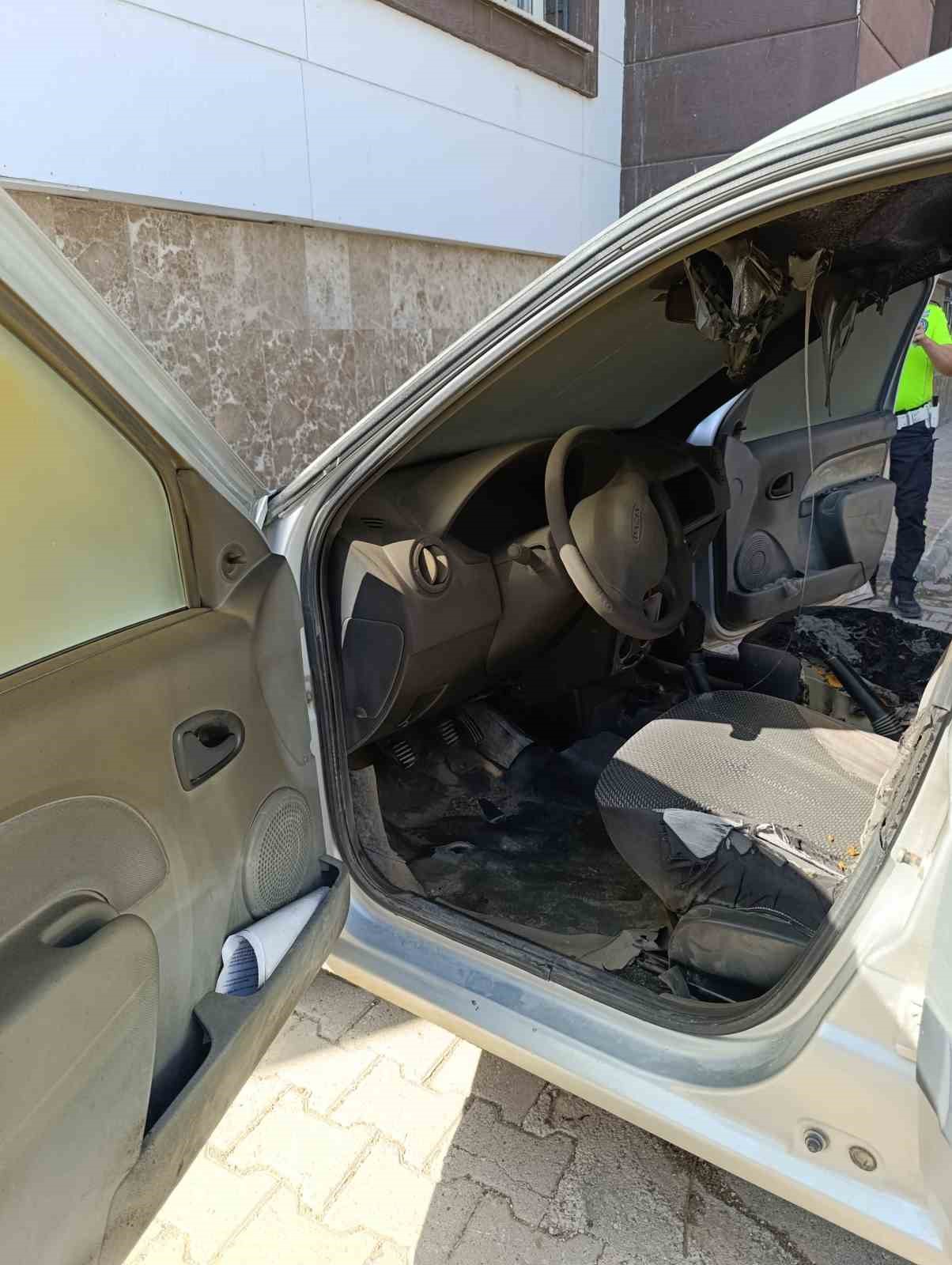 Ara&ccedil;ta unutulan cep telefonu patladı, otomobil alev aldı
