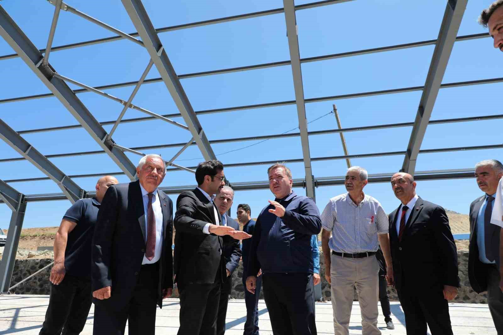 Vali Aydoğdu, Refahiye&rsquo;de "&Ccedil;ok Ama&ccedil;lı Salon" inşaatını inceledi
