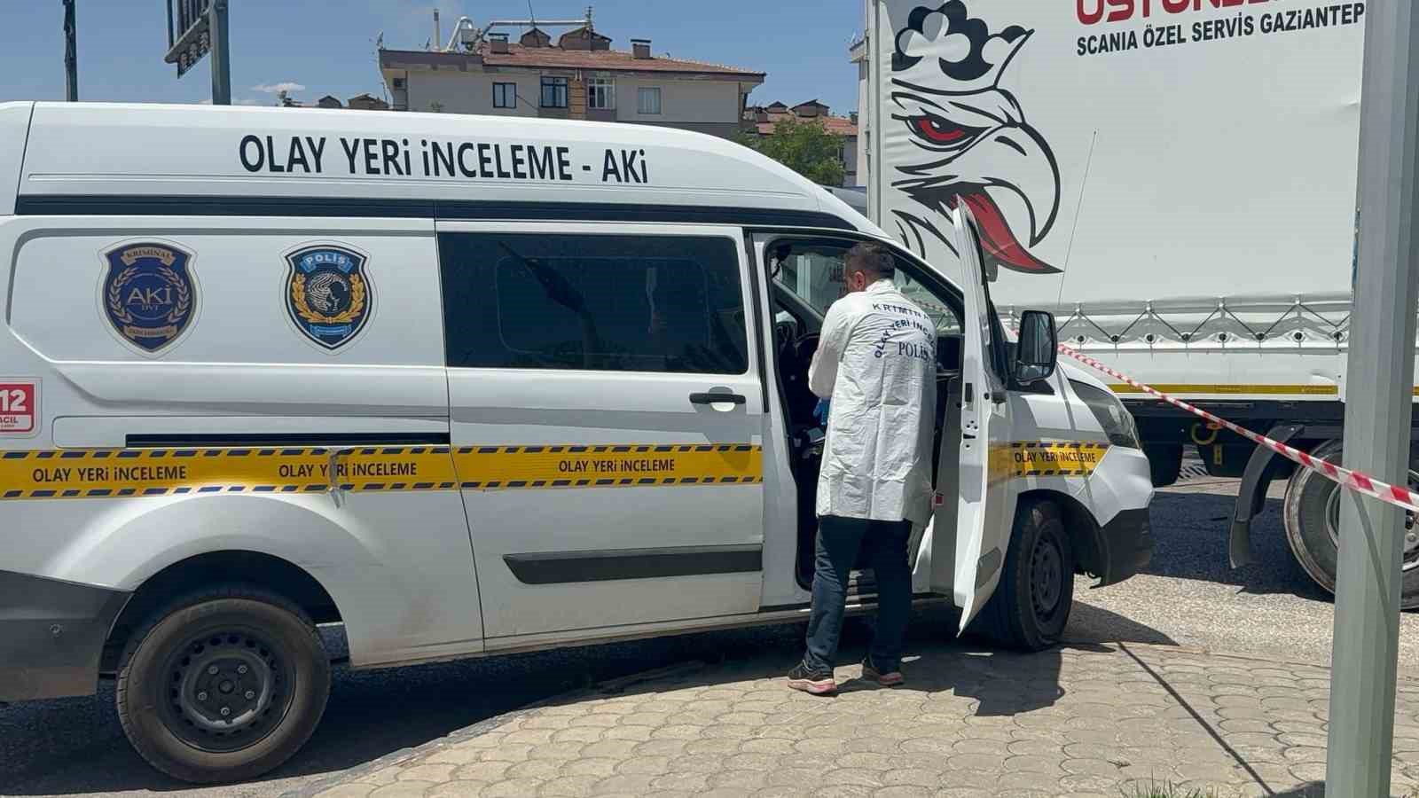 Gaziantep’te tırın altında kalarak ölen 2 kişinin kimlikleri tespit edildi