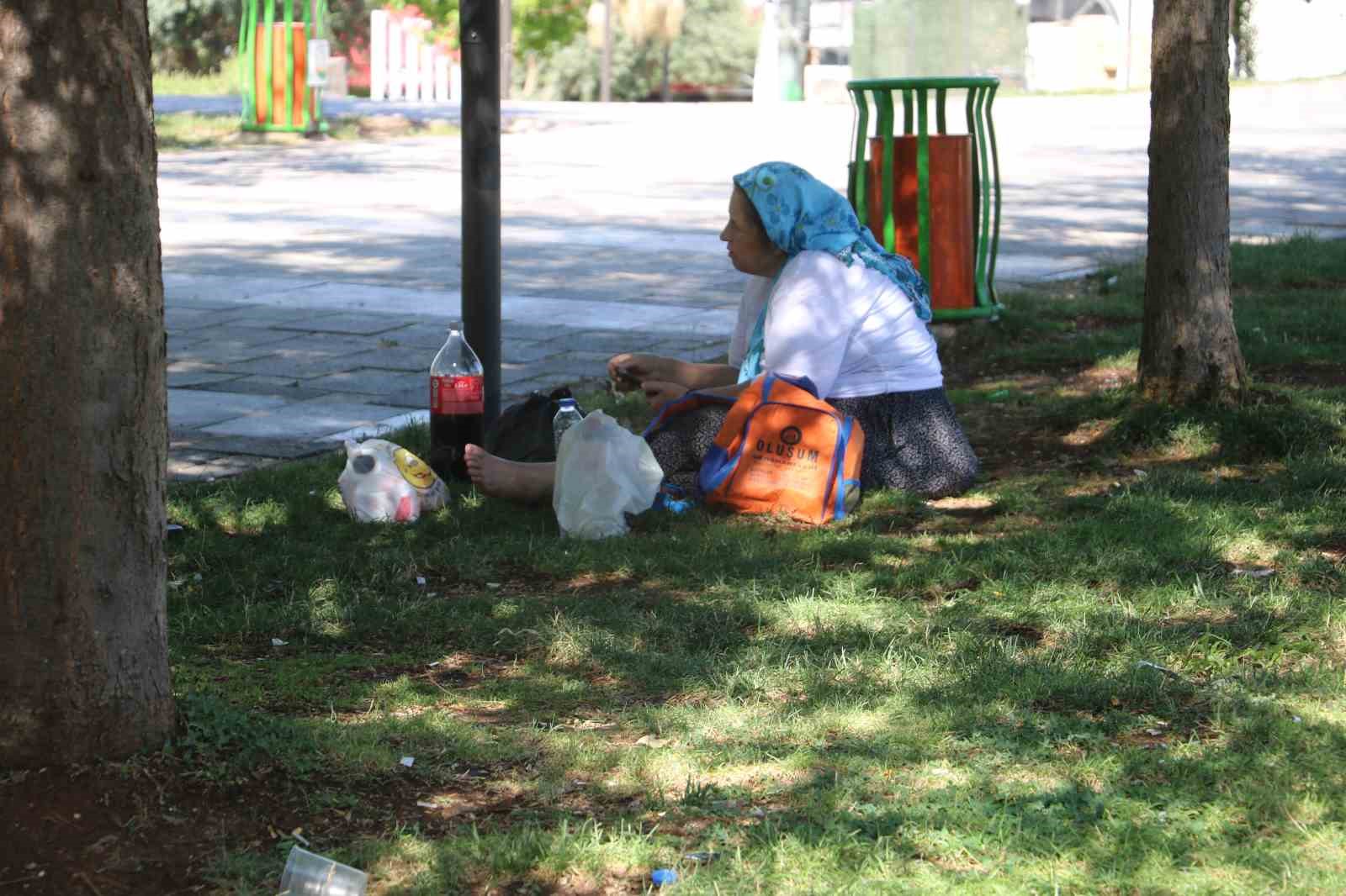 Şanlıurfa&rsquo;da termometreler 52 dereceyi g&ouml;sterdi
