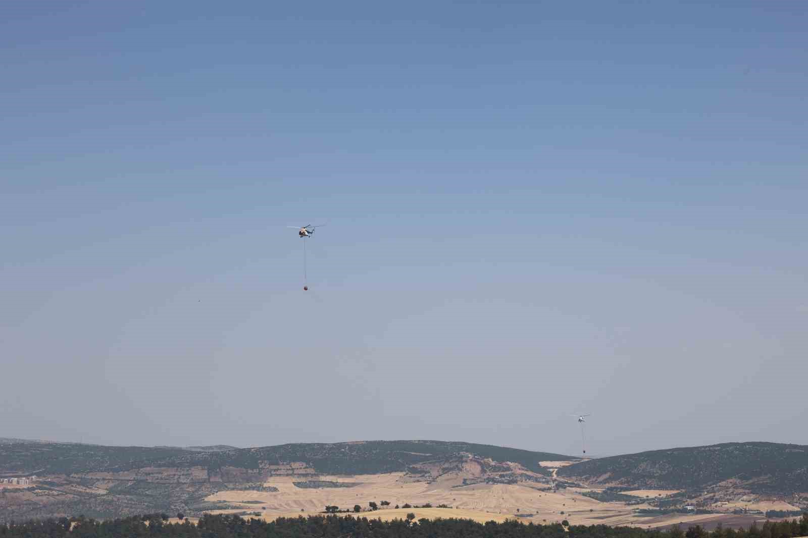 Kahramanmaraş&rsquo;ta orman yangınlarından biri kontrol altına alındı, diğeri s&uuml;r&uuml;yor
