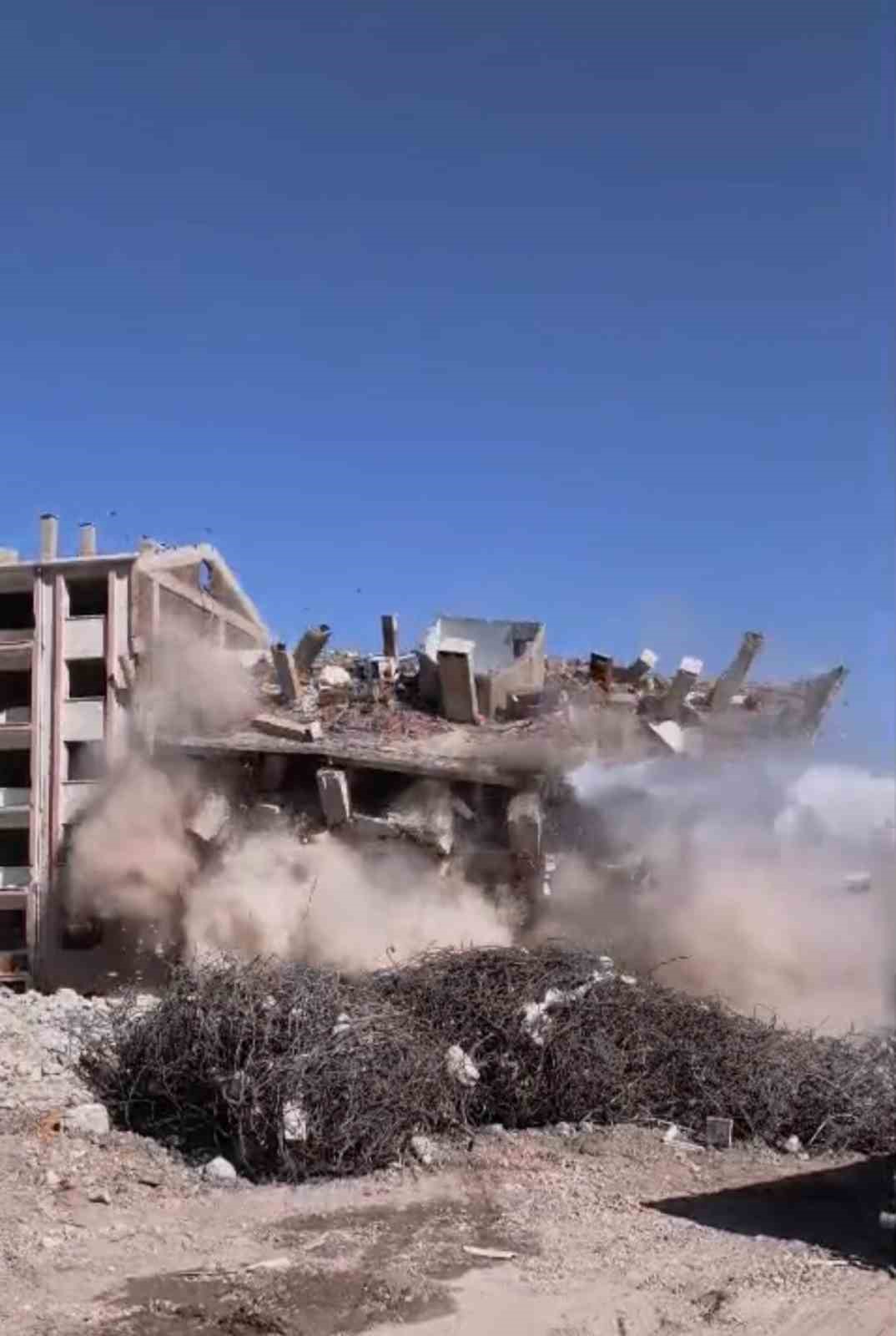 Elazığ’da ağır hasarlı bina tek dokunuşta yerle bir oldu