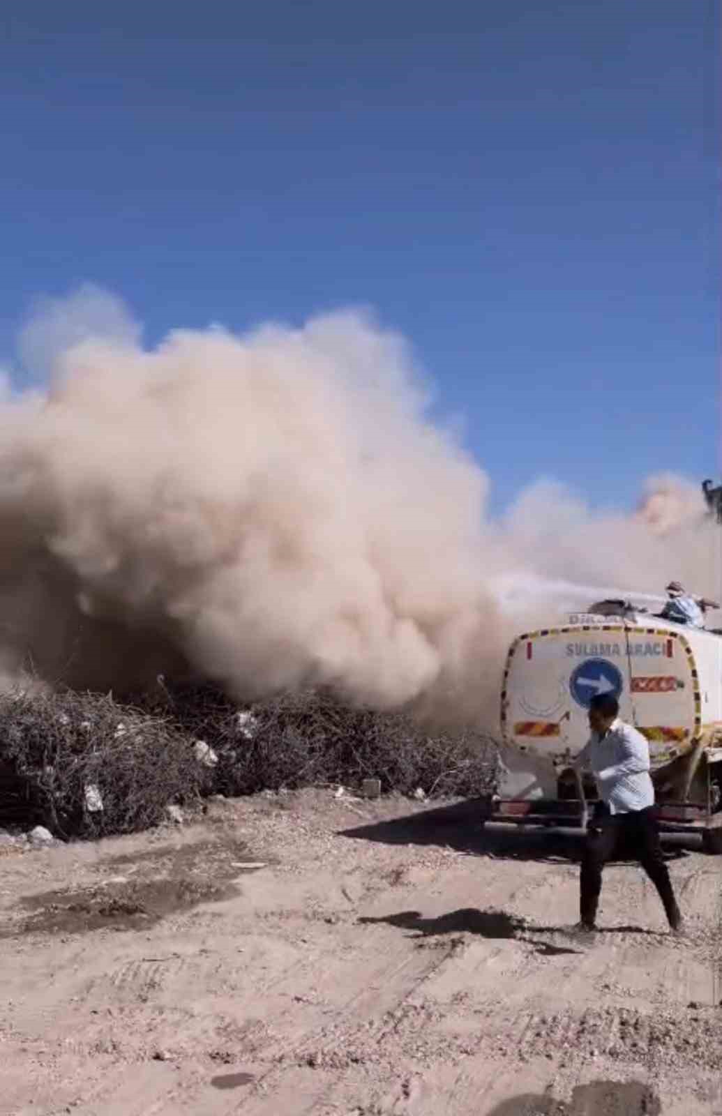 Elazığ&rsquo;da ağır hasarlı bina tek dokunuşta yerle bir oldu
