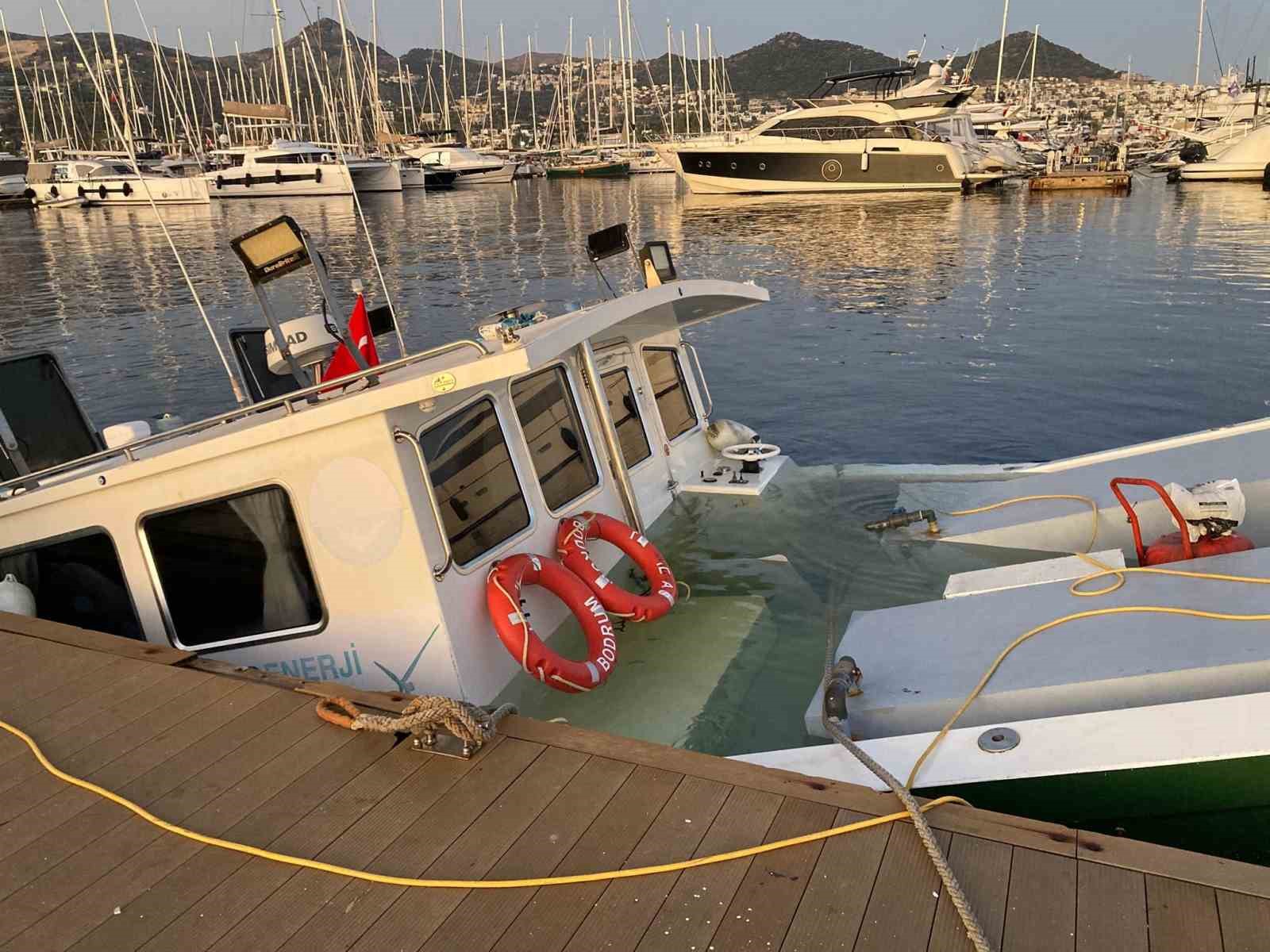 Şişme bot, atık alım teknesine çarptı