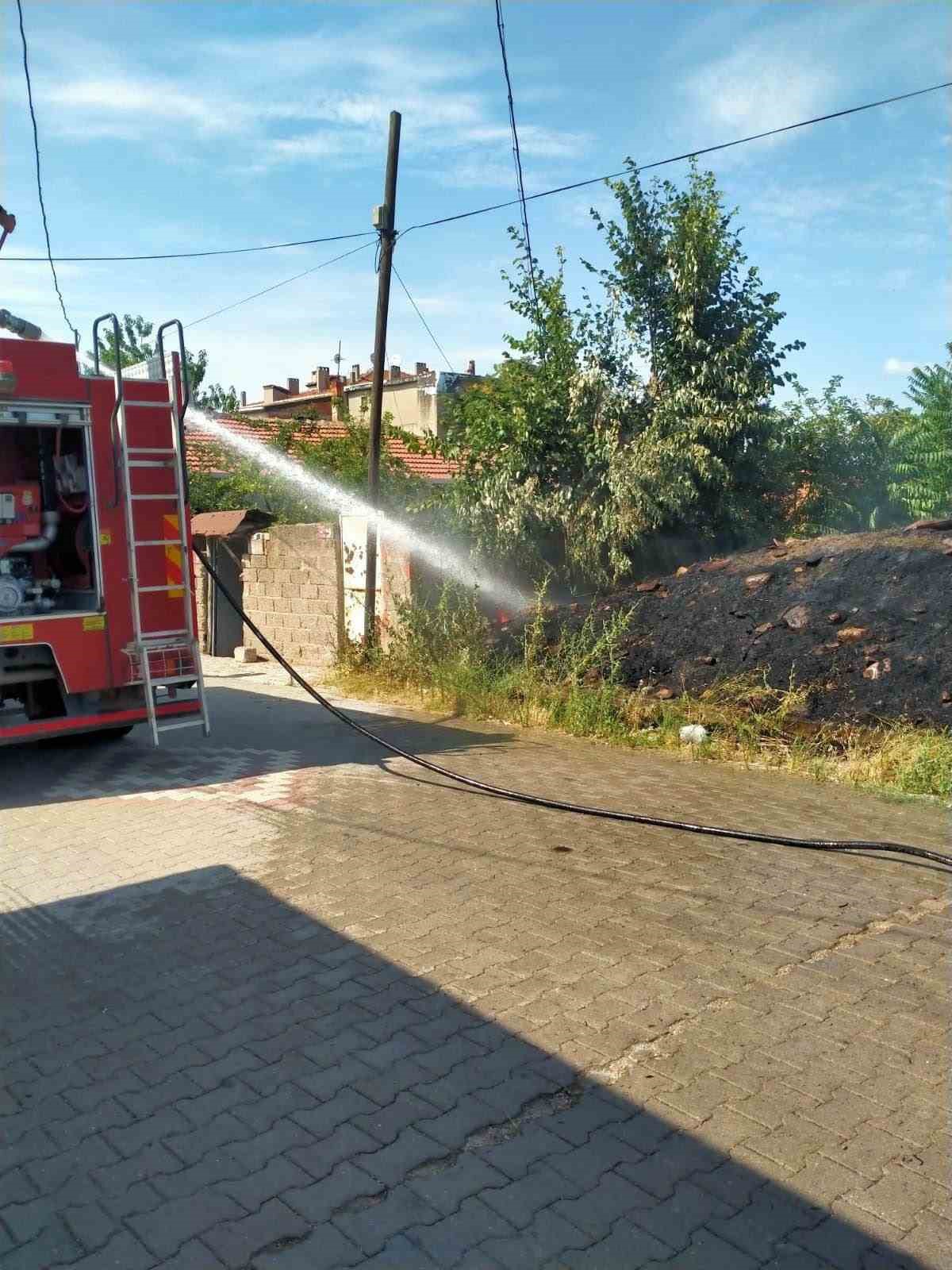 G&ouml;nen&rsquo;de aynı g&uuml;n iki ayrı yangın: İtfaiye ekipleri alevleri kontrol altına aldı
