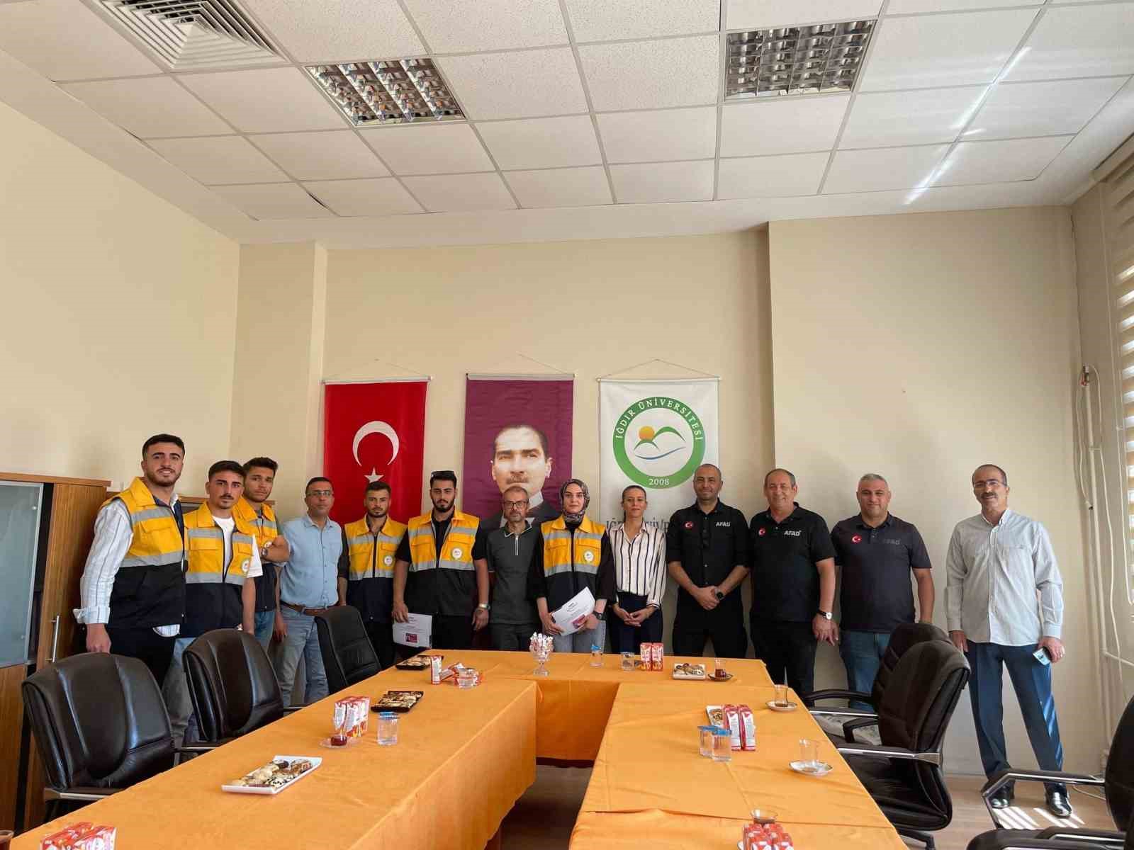 Üniversite ile İl Afet Ve Acil Durum Müdürlüğü arasında AFAD destek gönüllüsü kimlik dağıtım töreni gerçekleştirildi