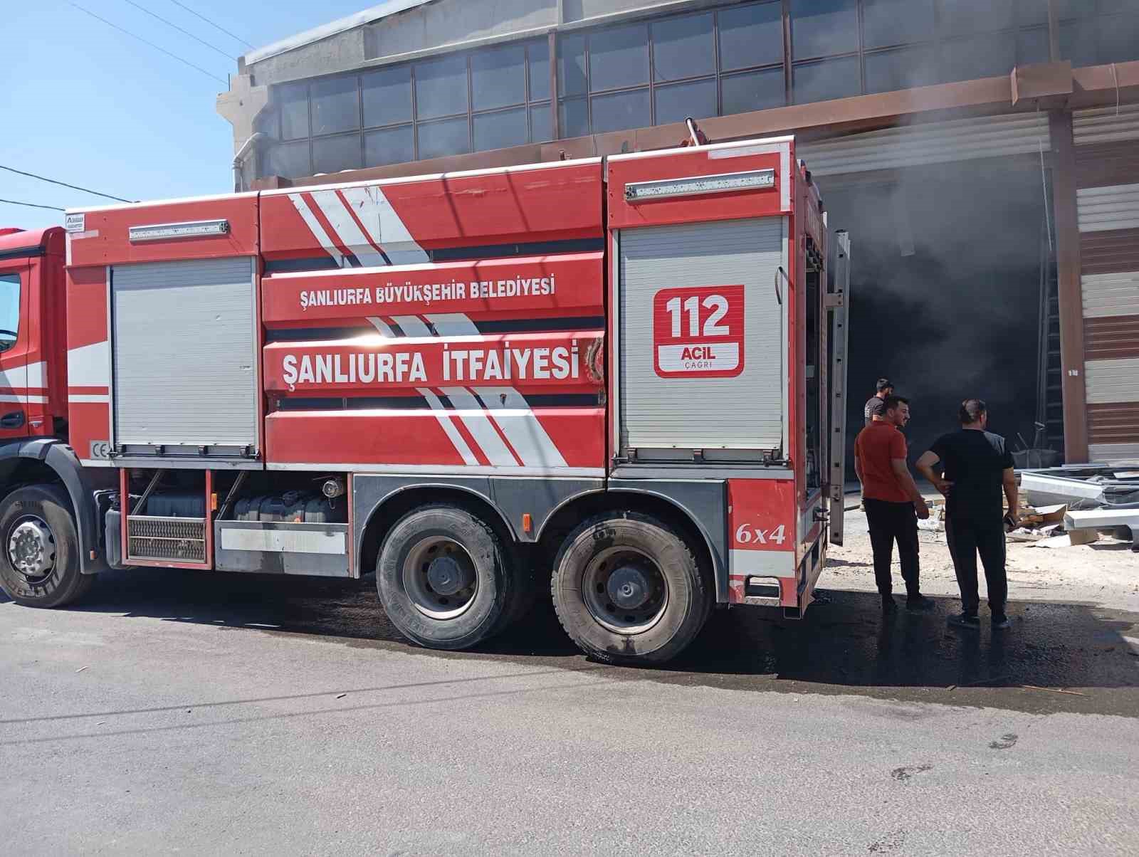 Şanlıurfa’da boya fabrikasında çıkan yangın kontrol altına alındı