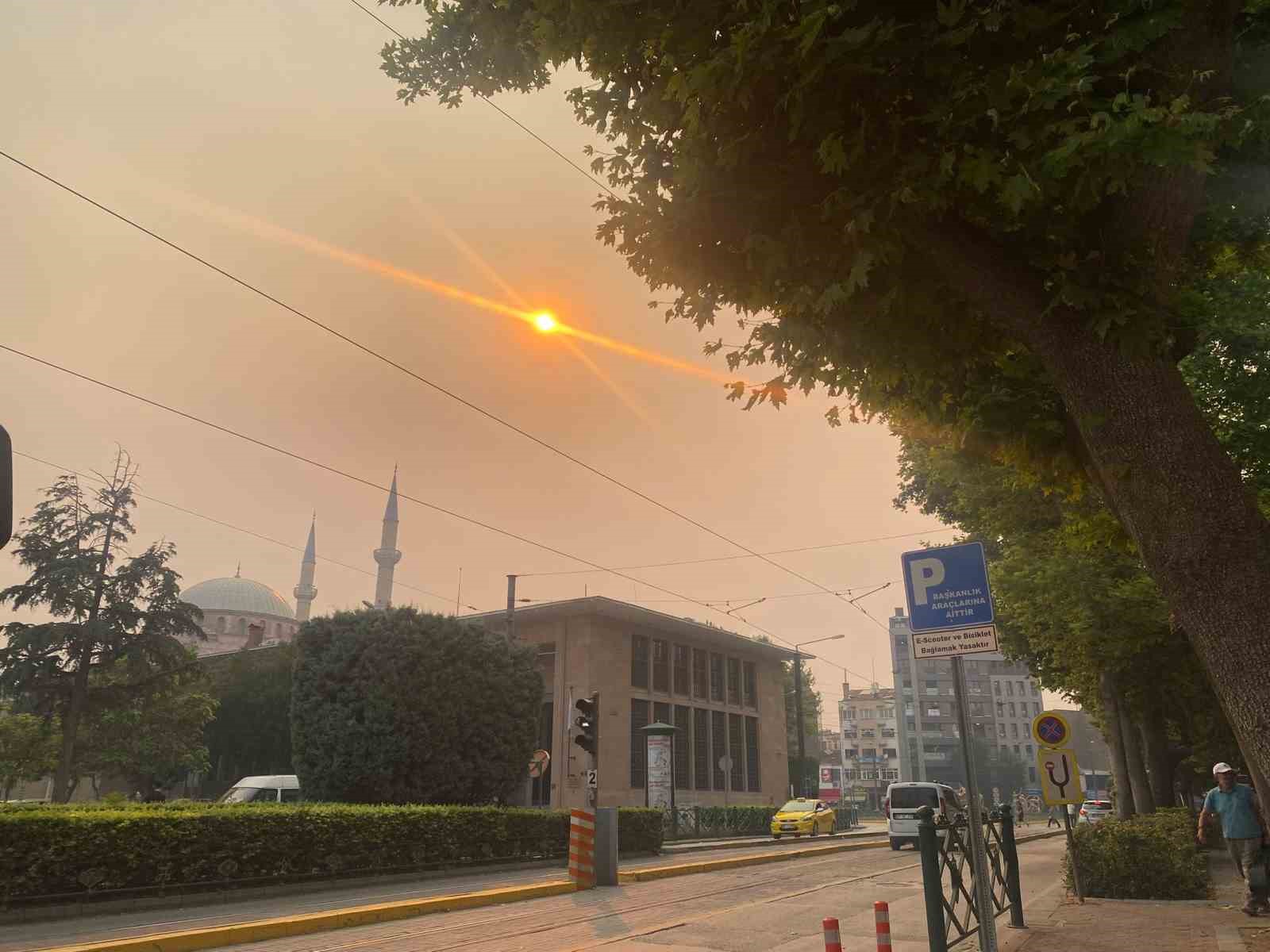 Eskişehir’i kaplayan yangın dumanı ve koku vatandaşı telaşlandırdı
