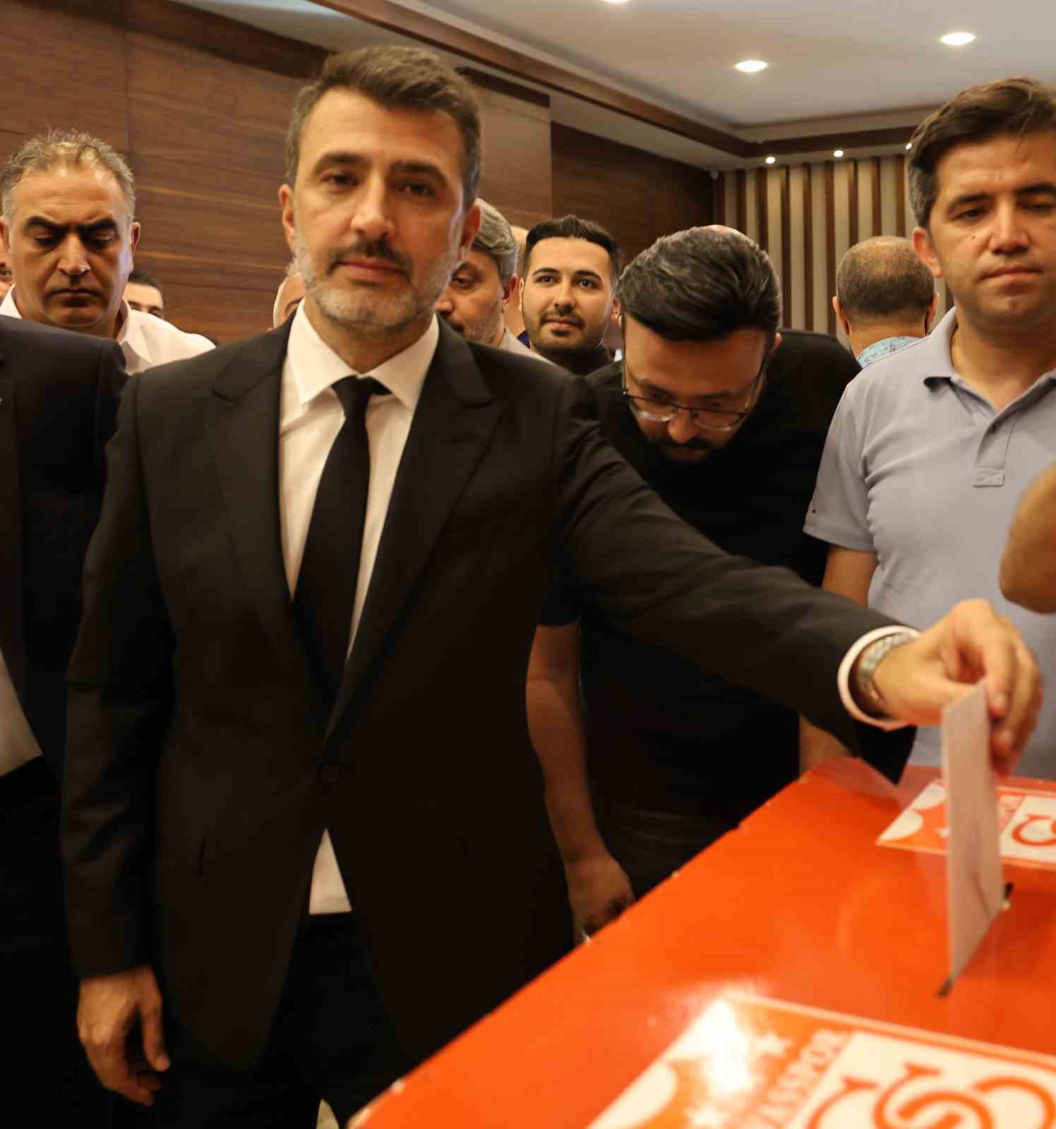 Sivasspor&rsquo;un yeni başkanı G&ouml;khan Karag&ouml;l oldu
