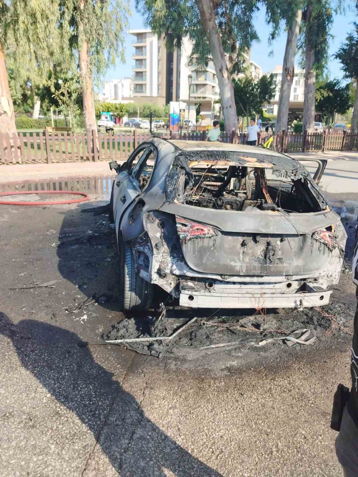 Antalya&rsquo;da otomobil alev topuna d&ouml;nd&uuml;
