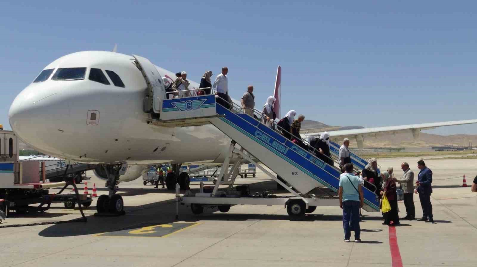 Malatyalı hacıların yurda dönüşü başladı