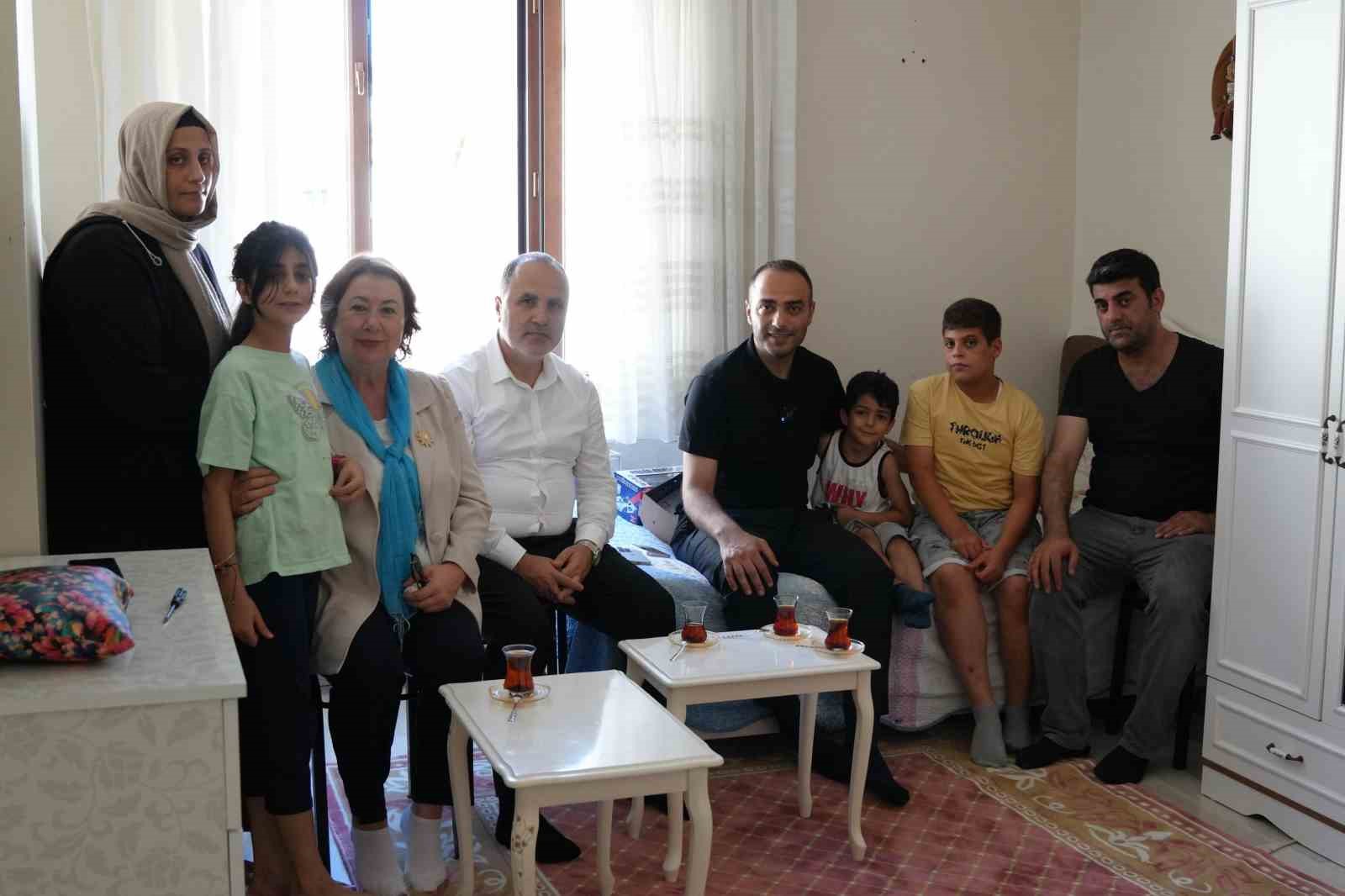 Şiddet mağduru &ouml;zel &ccedil;ocuğa, Başkan Vekili Karadeniz&rsquo;den destek ziyareti
