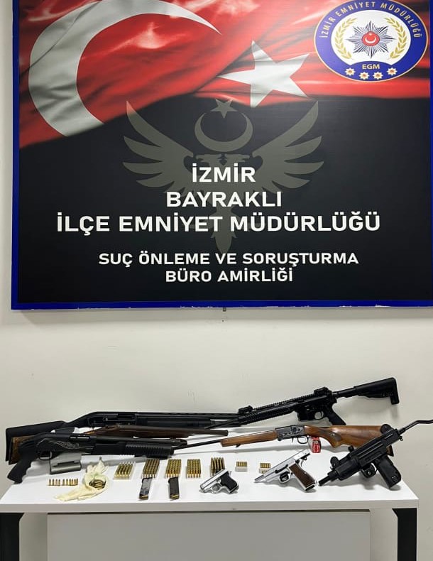İzmir&rsquo;de d&uuml;ğ&uuml;n &ouml;ncesi silah operasyonu: 2 tutuklama
