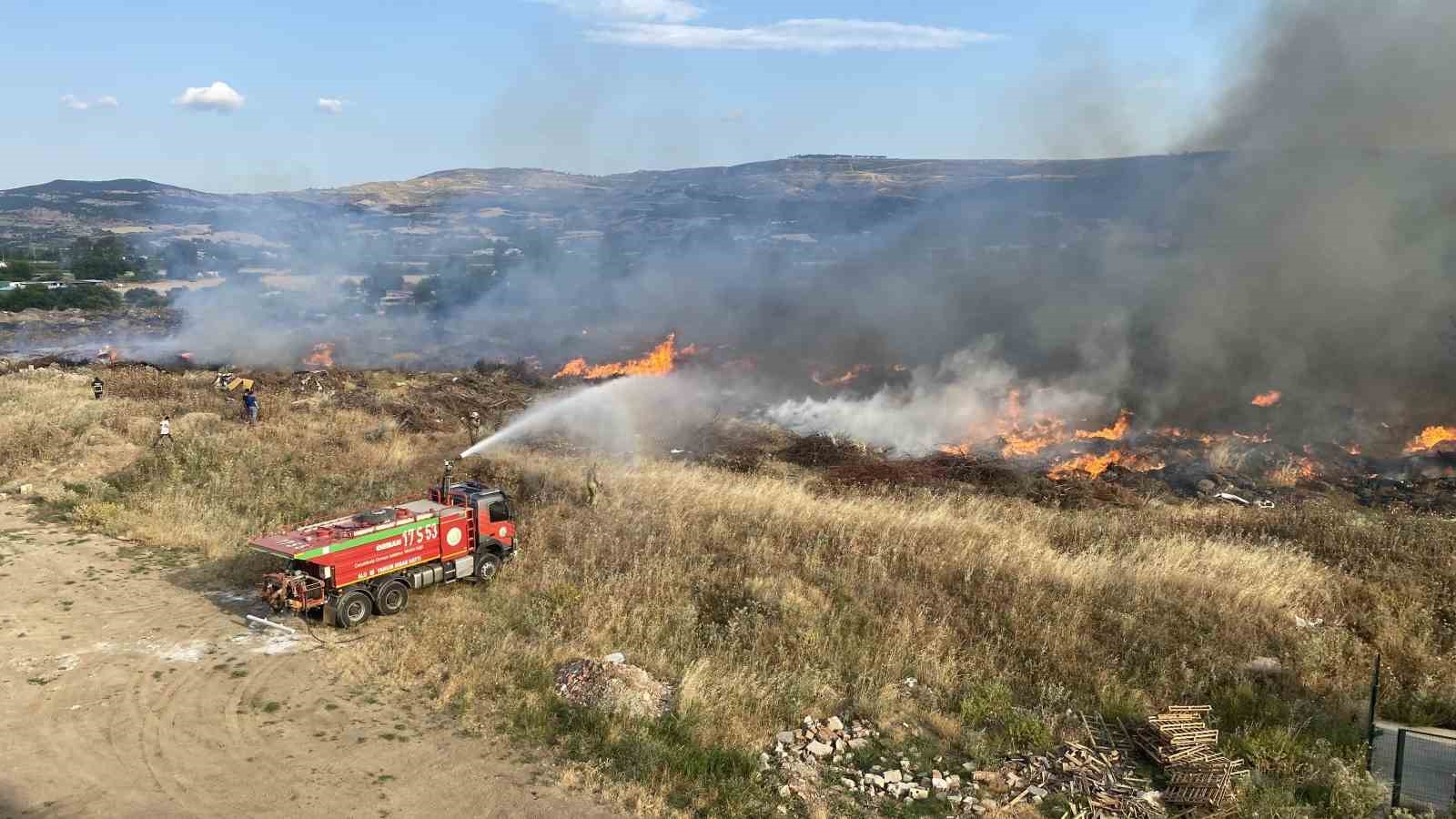&Ccedil;anakkale&rsquo;de korkutan yangın
