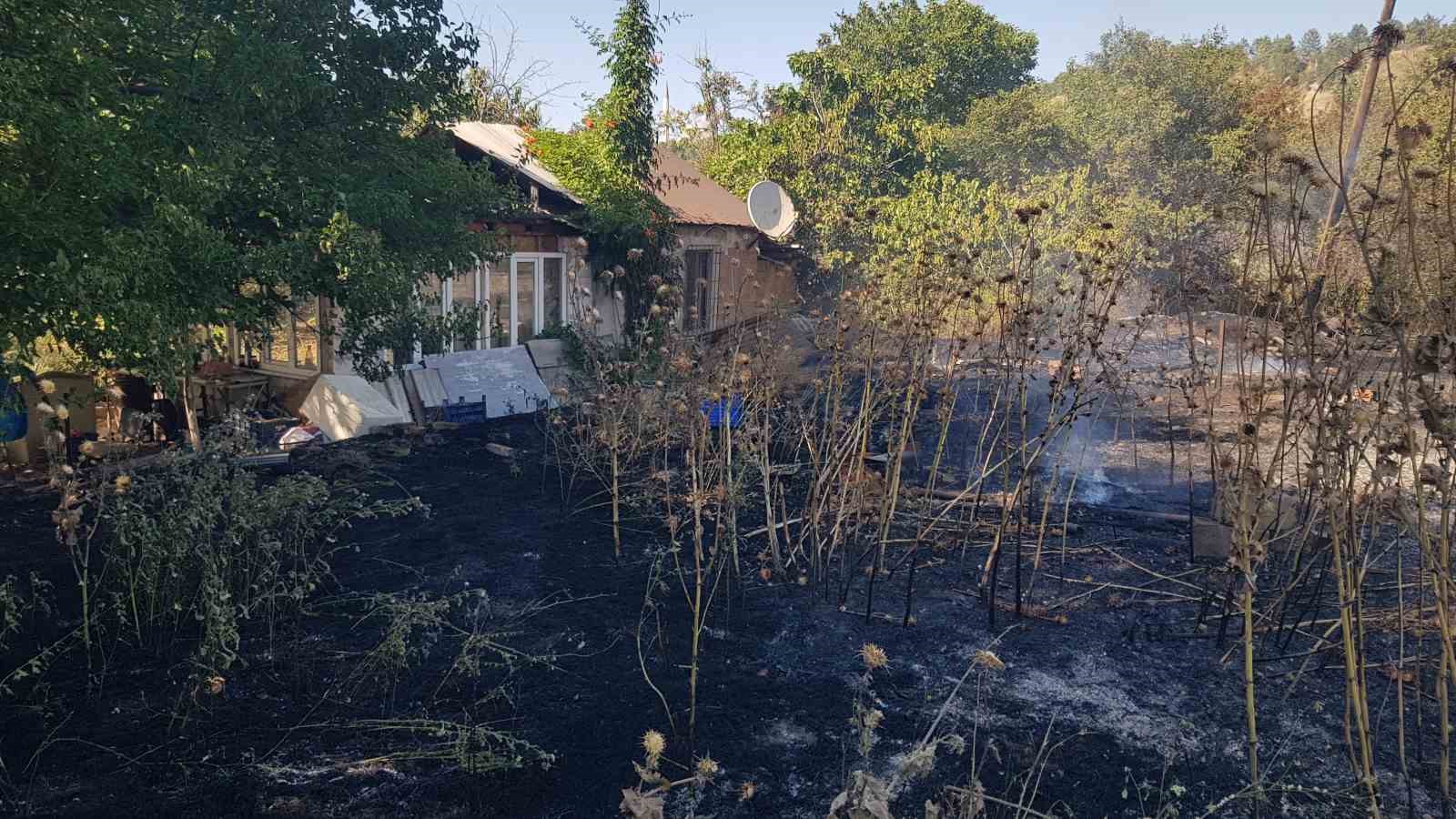 Karab&uuml;k&rsquo;te seraların yoğun bulunduğu alandaki anız yangını korkuttu
