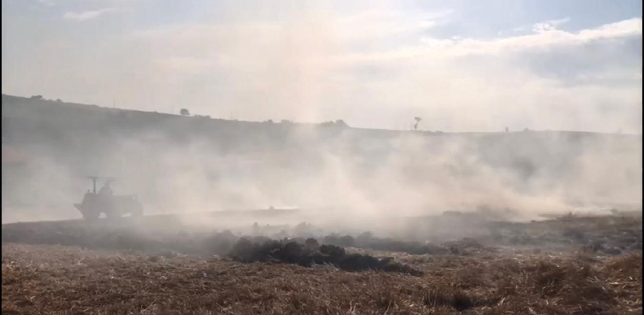 Sakarya’da yangın: 200 saman balyası yandı, çiftçiler traktörleriyle müdahale etti