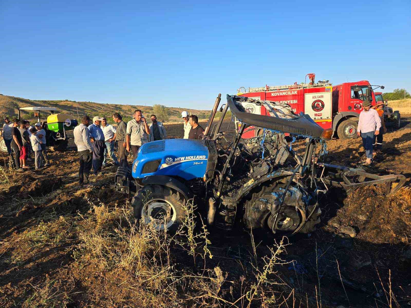 Yangının ortasında kalan traktör alevlere teslim oldu