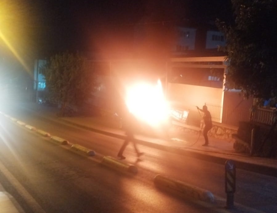 Park halindeki otomobil alevlere teslim oldu