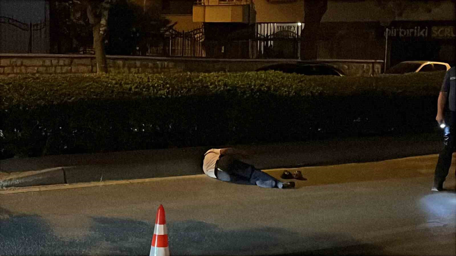 Yolun karşısına ge&ccedil;meye &ccedil;alışan kişiye &ccedil;arptı, aracını bırakıp ka&ccedil;tı
