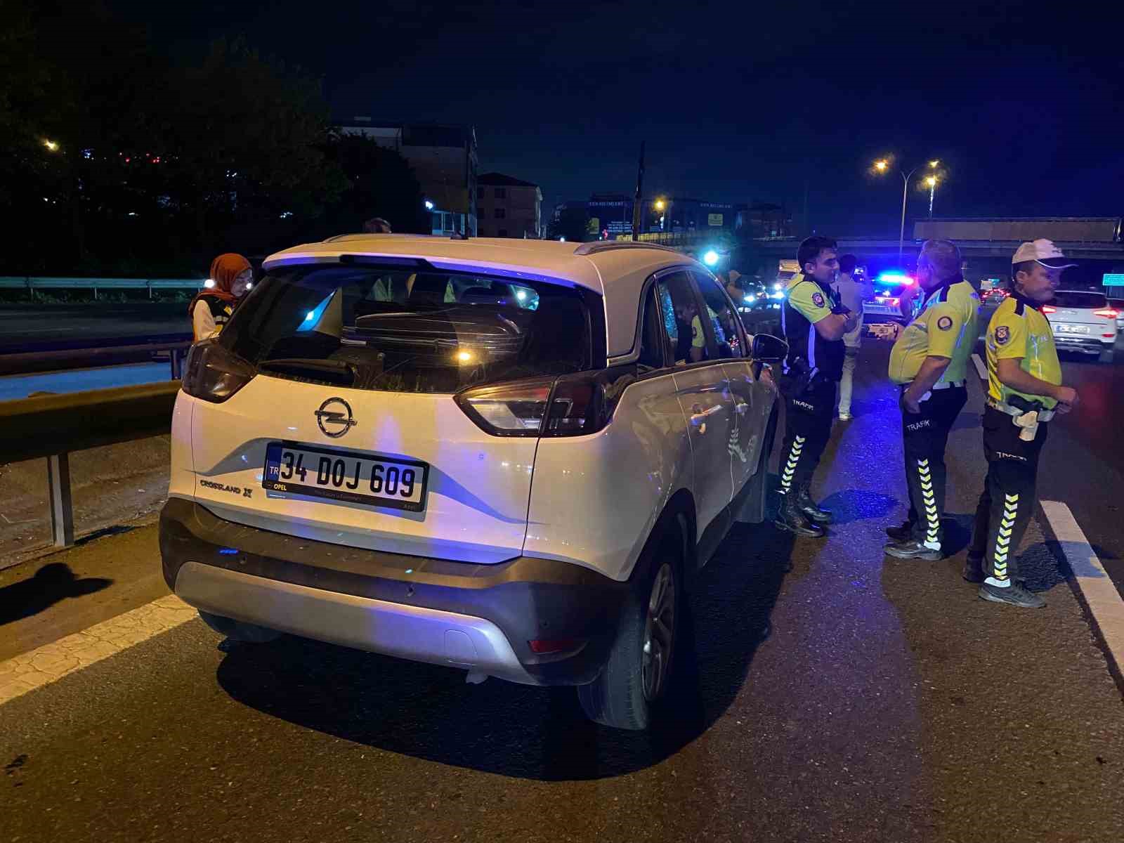 Otoyoldan karşıya geçerken otomobilin çarptığı bir kişi hayatını kaybetti
