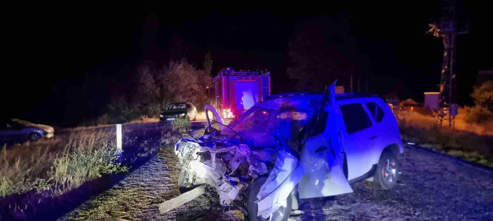 Trakt&ouml;r r&ouml;morkuna &ccedil;arpan cip hurdaya d&ouml;nd&uuml;: 2&rsquo;si ağır 6 yaralı
