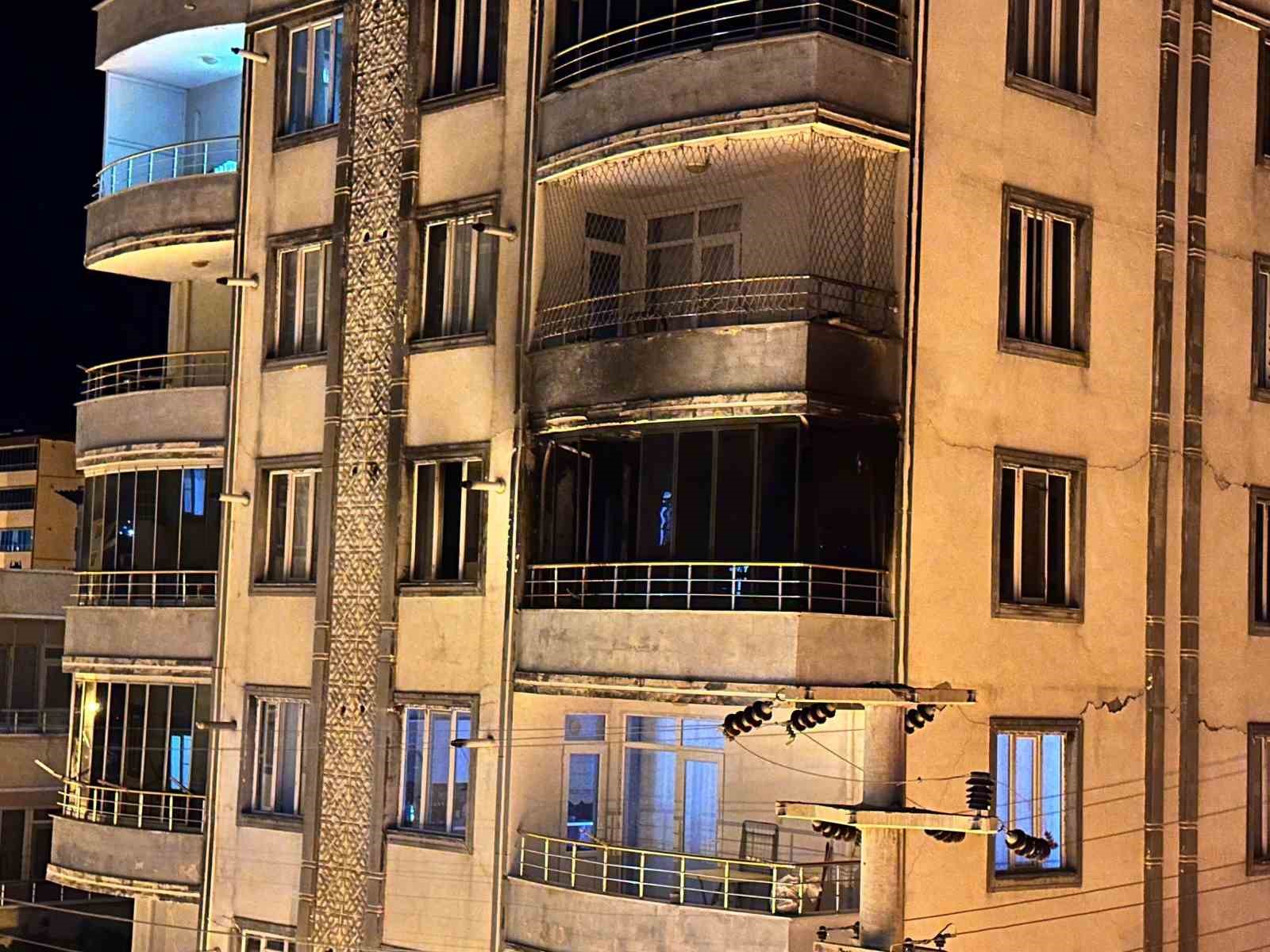 Apartmanda çıkan yangın paniğe neden oldu