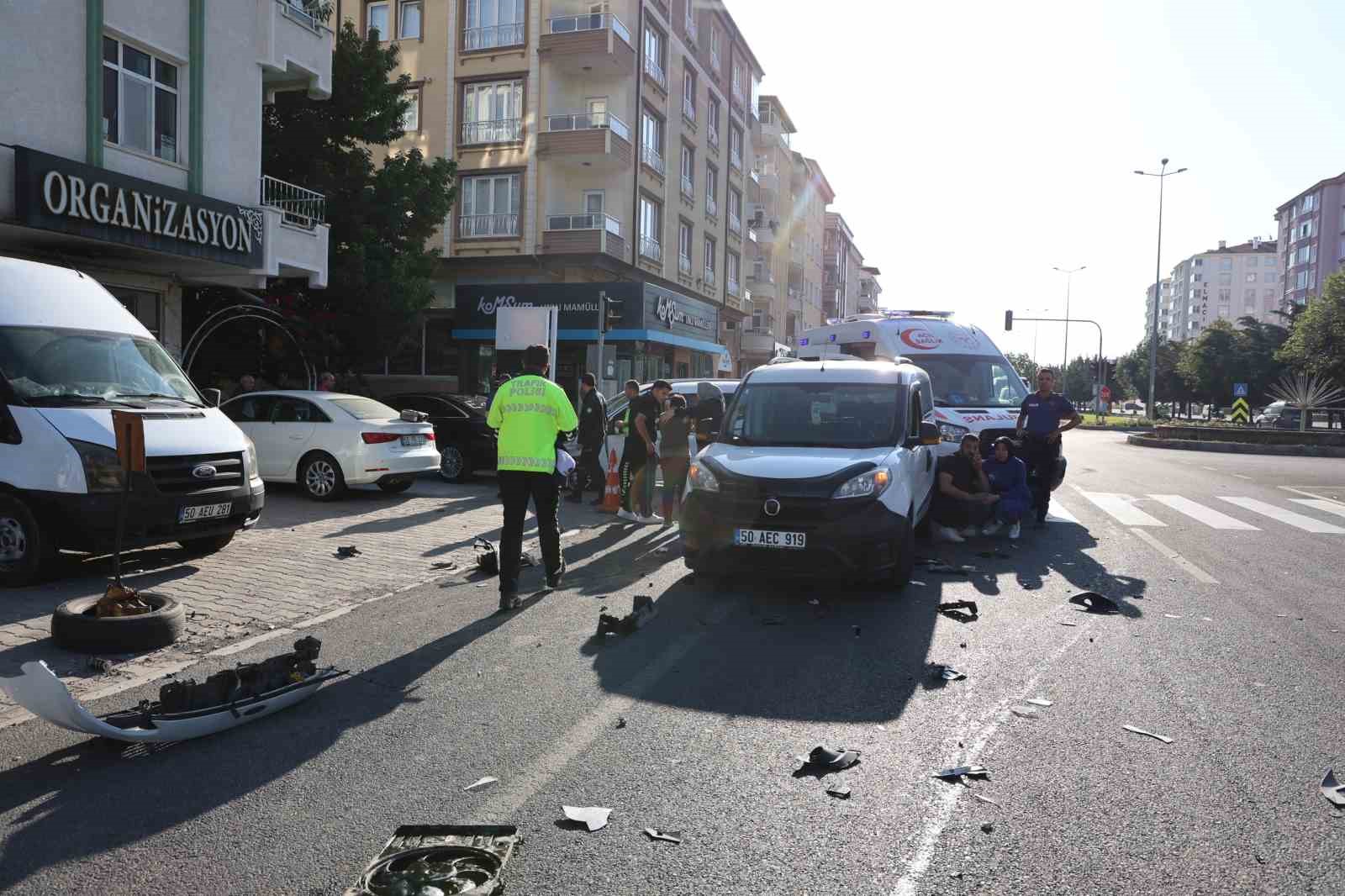 Yola kontrolsüz çıkan sürücü kazaya neden oldu: 3 yaralı