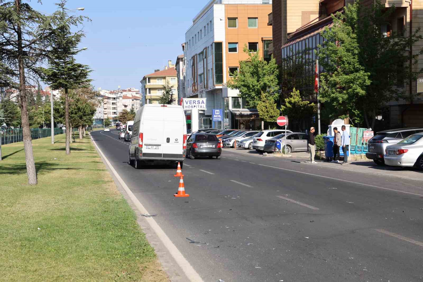 Yola kontrolsüz çıkan sürücü kazaya neden oldu: 3 yaralı