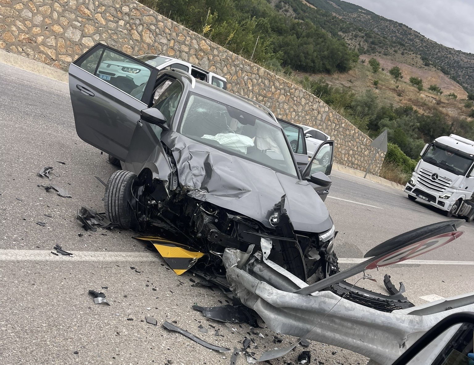 Bariyerlere çarpan otomobildeki 8 kişi yaralandı