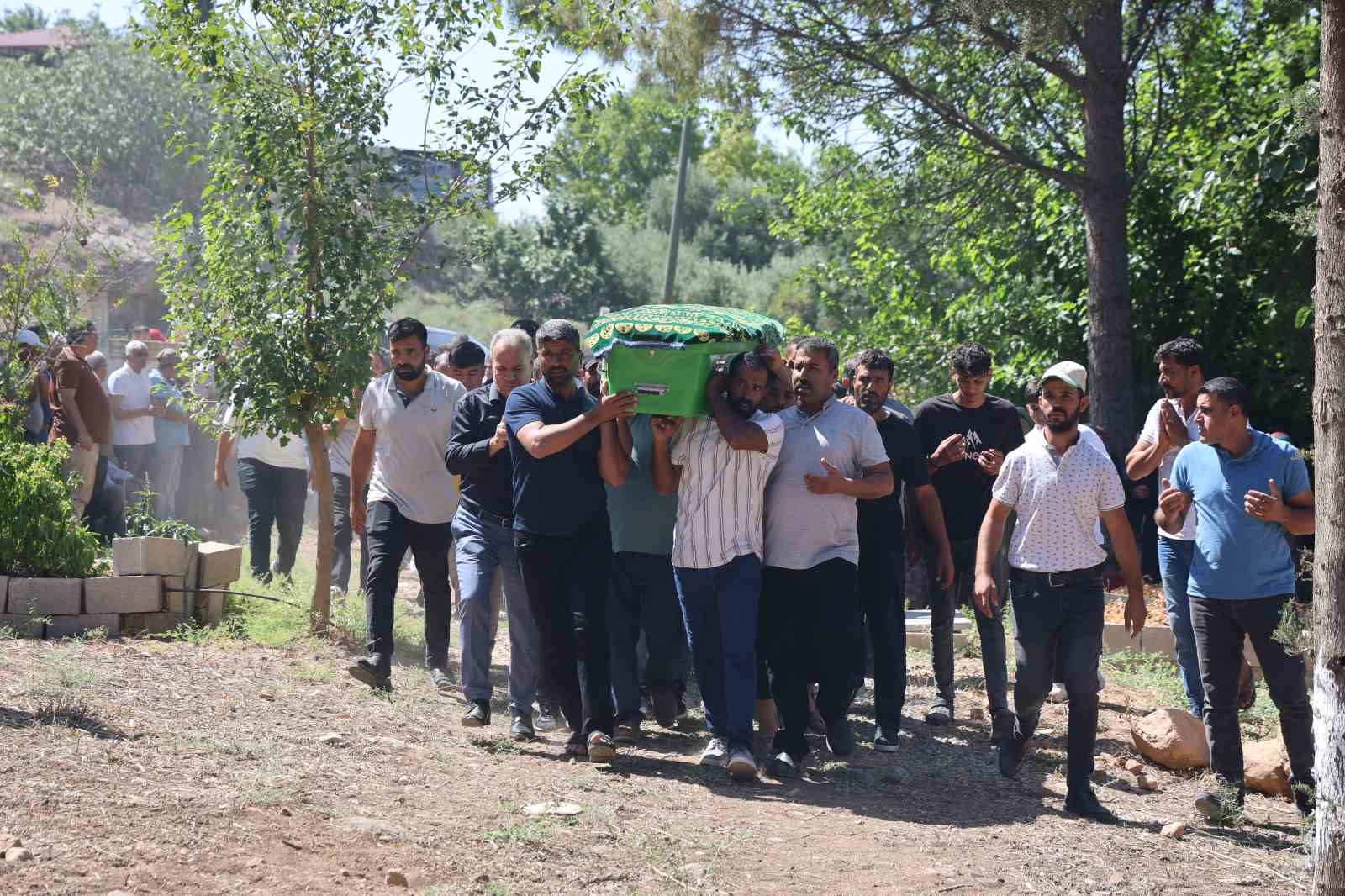 Ablasının düğünü için memleketine gelen 22 yaşındaki genç kalp krizi geçirerek öldü