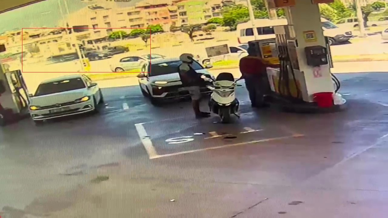 Kamyonun otomobili metrelerce s&uuml;r&uuml;klediği anlar kamerada
