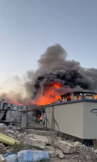 Yangında mahsur kalan kediye y&uuml;rek ısıtan şefkat
