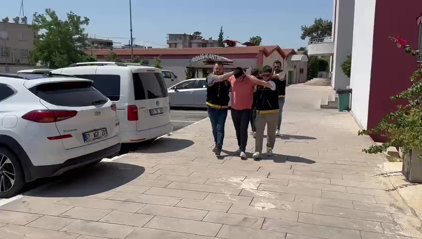 Merdivenle girip evi soydular, kısa sürede yakalandılar
